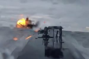 El video del momento en el que un dron naval ucraniano ataca a un barco de la “flota en la sombra” rusa