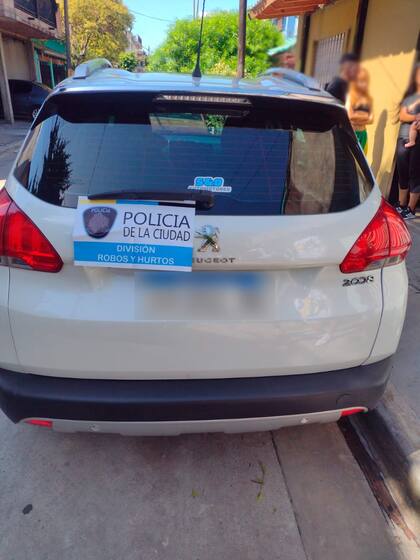 El Peugeot 2008 blanco utilizado por los miembros de la Banda del Tuerto, acusados de dos entraderas en Belgrano y Caballito