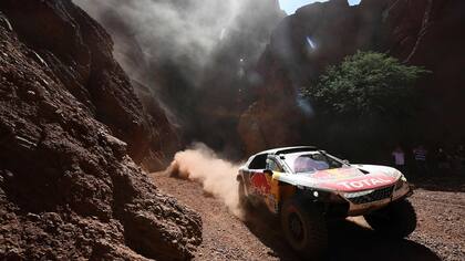 El Peugeot 3008DKR de Sebastian Loeb en el majestuoso marco del norte argentino; el francés es el líder del Dakar antes de cruzar a Bolivia
