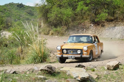 El Peugeot 404 de 1971 de Miguel Gómez Fernández y Cristian Fernández dobla exigido sobre la tierra en El Durazno, para mantener el promedio de velocidad requerido; el coche francés sería el ganador de la clasificación general del XVIII Gran Premio Argentino Histórico.