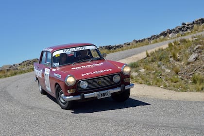 El Peugeot 404 de 1979 de un histórico de esto, Pepe Migliore, protagonista en algunas versiones del Gran Premio Argentino original, de hace décadas; el piloto de 91 años participó en San Luis junto a Marta Videla.