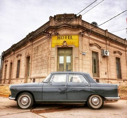 El Peugeot 404 en el exterior de un antiguo hotel ubicado en la localidad de Baigorrita, Buenos Aires
