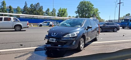 El Peugeot 408 que lo embistió
