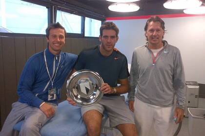 El PF Orazi, Del Potro y Davin, en el vestuario