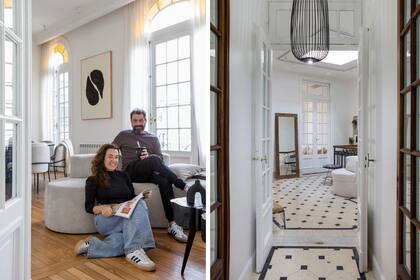 El PH de Vanesa y Sebastián, creadores de Aserrín Hace Ran, se desarrolla en un primer piso al que se accede por la escalera que desemboca en este hall.