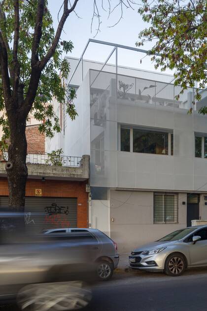 El PH Holmberg se ubica en el borde de la ciudad, inmersa en un entorno urbano particular, rodeado de barreras tales como la autopista General Paz, las vías del tren Mitre, una avenida de transito de cargas y un parque lineal.