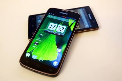 El Philips W8555 tiene una versión más modesta, el W3500, también con pantalla de 5 pulgadas