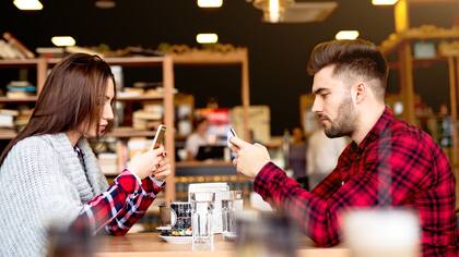 El Phubbing consiste en el acto de menospreciar a quien nos acompaña al prestar más atención al móvil u otros aparatos electrónicos que a su persona