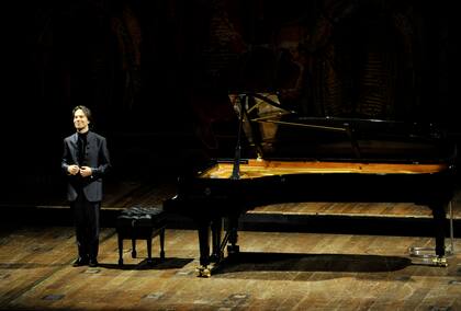 El pianista Horacio Lavandera fue ovacionado de pie ante el público presente. El artista preparó un repertorio muy especial para esta noche solidaria 