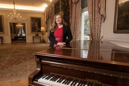 El piano Chappell se mantiene en el gran salón. Allí la embajadora Kirsty Hayes celebra grandes ocasiones, como la Coronación del rey Carlos III.