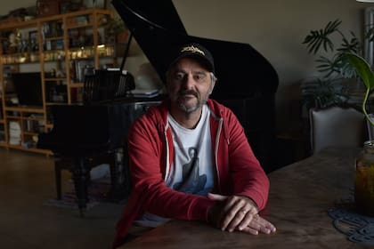 El piano de cola, que pertenecía a Daniel Piazzolla, su padre, enmarca el living su departamento