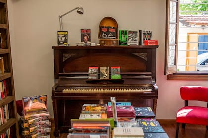 El piano donado por una vecina es protagonista de uno de los rincones de la librería de Villa Urquiza