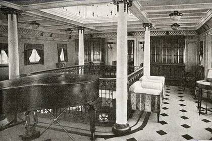 El piano en el Salón de música del barco; un transporte de lujo que fue utilizado para trasladar presos