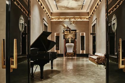 El piano Steinway no podía faltar en el vestíbulo principal