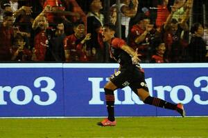 La volea de Bravo con la que Newell's le ganó al Rojo en el minuto 93