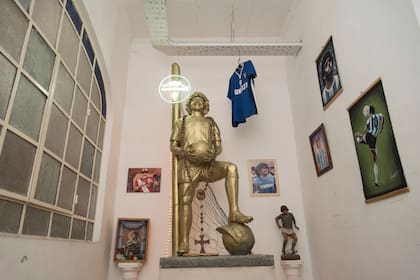 El pibe de oro, retratado por artistas maradonianos. 