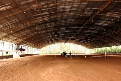 El picadero cubierto, para mover los caballos; incluso se realizan actividades ecuestres los días de lluvia