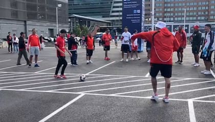 El "picadito" de los hinchas en la previa del partido del Mundial de Clubes (Captura: @UrawaArg)