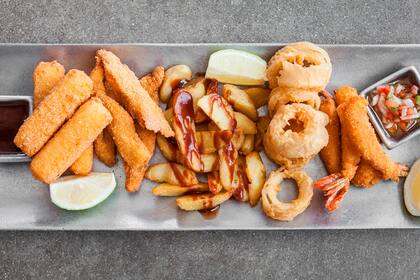 El pick and pick con langostinos fritos, rabas, papas fritas y bastones de muzarella es ideal para compartir