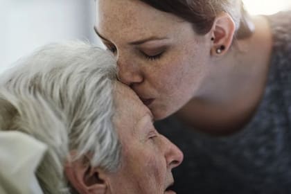 El pico de incidencia de esta enfermedad se sitúa en los 75 u 80 años, pero no todas las personas que llegan a esa edad van a tener deterioro cognitivo o alzhéimer