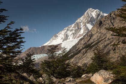 El pico se ve nítido al dejar el bosque de lenga y ñires.