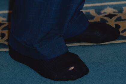 El pie de Carlos III con la ya famosa media agujereada.