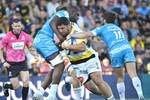 El pilar argentino Joel Sclavi, empujando y llevando la pelota, durante un partido de La Rochelle, en Francia