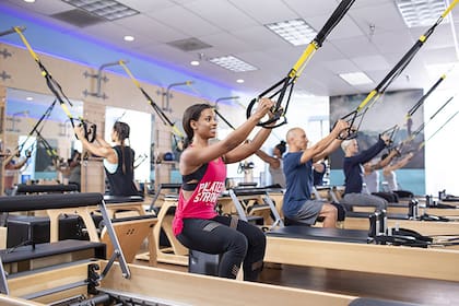 El pilates se puede adaptar a un espectro de objetivos de condición física, edades y habilidades: bailarines profesionales, atletas, mujeres embarazadas, octogenarios que buscan mejorar su equilibrio