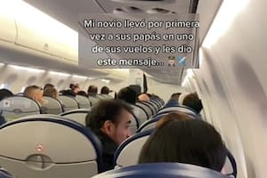 Es piloto y sorprendió a sus papás con un emotivo mensaje desde la cabina