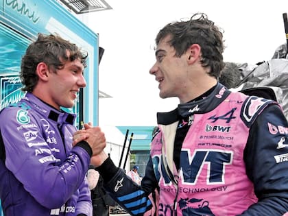 El piloto argentino de Alpine, Franco Colapinto, junto al piloto de Mercedes, Kimi Antonelli, tras el Gran Premio de Fórmula 1 de Miami 2026