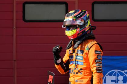 El piloto australiano Oscar Piastri, de McLaren, celebra al quedarse con la pole position en Imola