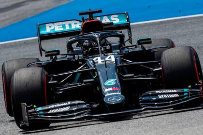El piloto británico de Mercedes Lewis Hamilton dirige su automóvil durante la tercera sesión de práctica en el Gran Premio de Fórmula 1 de Austria