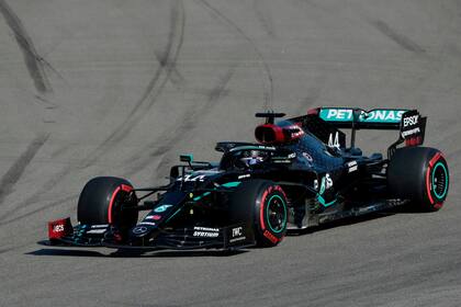 El piloto británico de Mercedes, Lewis Hamilton, conduce su coche durante el Gran Premio de Rusia de Fórmula Uno en el Circuito de Sochi en Sochi el 27 de septiembre de 2020