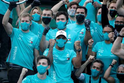 El festejo del conjunto: en el Gran Premio de Emilia Romagna, en Imola, Mercedes encadena el séptimo título mundial de Constructores, un récord en la Fórmula 1; Lewis Hamilton celebra con el equipo de Brackley