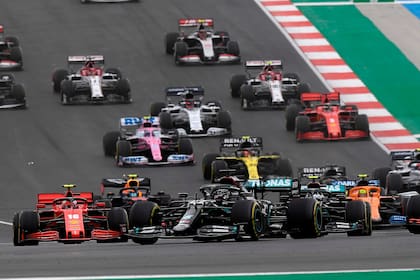 Lewis Hamilton perdió terreno en la largadas y Sainz sorprendió a todos; pero las emociones duraron poco luego de dos vueltas alocadas en el Gran Premio de Portugal