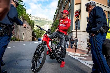 El piloto Charles Leclerc, llega en bicicleta a las prácticas de Mónaco.