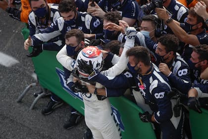 el festejo de Gasly con el equipo Alpha Taury