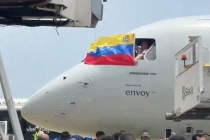 El piloto de American Airlines mostró la bandera de Venezuela al llegar a destino