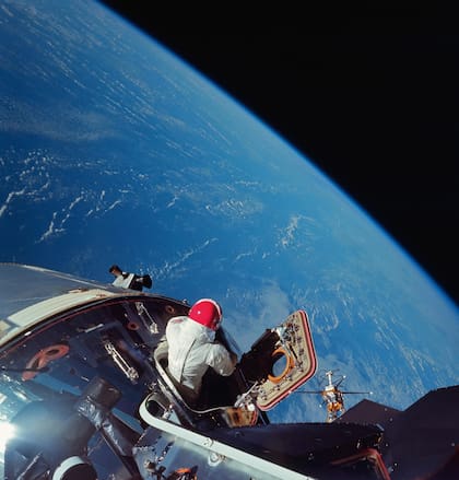 El piloto de Apollo IX emerge de la escotilla –en marzo de 1969– para probar el traje que se usará en las misiones lunares
