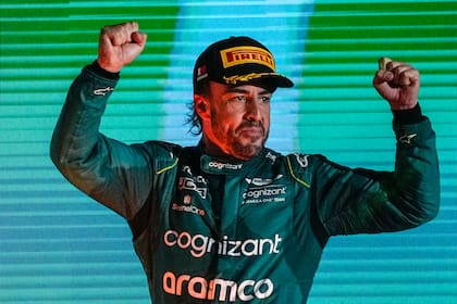 El piloto de Aston Martin Fernando Alonso tras quedar tercero en el Gran Premio de Bahrein; repetiría esa posición en Jeddah