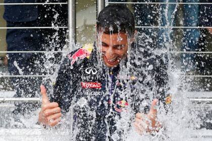 El piloto de Fórmula Uno, Daniel Ricciardo, participó en el Ice Bucket Challenge, que recaudó más de US$115 millones para la investigación sobre la enfermedad neurodegenerativa progresiva ELA