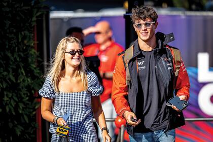 El piloto de Haas, Oliver Bearman, y su novia, Alicia Stent Torriani