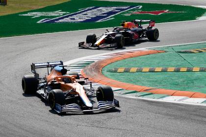 El piloto de Mclaren Daniel Ricciardo, a la izquierda, conduce su auto frente al piloto de Red Bull Max Verstappen durante el Gran Premio de Fórmula Uno de Italia, en Monza