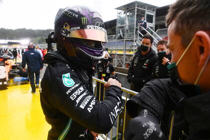 Lewis Hamilton celebra después de marcar el mejor tiempo durante la prueba de clasificación del Gran Premio de Estiria, en Austria.