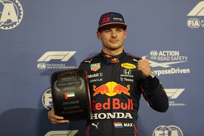 El piloto de Red Bull Max Verstappen celebra tras conseguir la posición de largada en el Gran Premio de Abu Dhabi