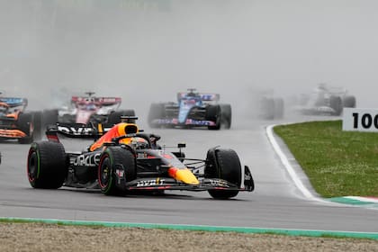 El piloto de Red Bull, Max Verstappen, lidera el Gran Premio de Fórmula Uno de Emilia Romagna