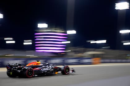 El piloto de Red Bull Max Verstappen maniobra el vehículo durante la clasificación del Gran Premio de Bahrein