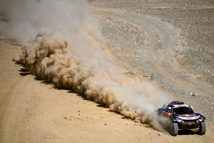El piloto español de Mini Carlos Sainz y el copiloto Lucas Cruz compiten durante la etapa 1 del Rally Dakar 2021 entre Jeddah y Bisha en Arabia Saudita, el 3 de enero de 2021. - durante el prólogo cerca de la ciudad saudí de Jeddah, en vísperas de la Rally Dakar 2021, el 2 de enero de 2021