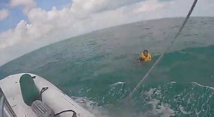 El piloto estaba en medio del océano después del accidente