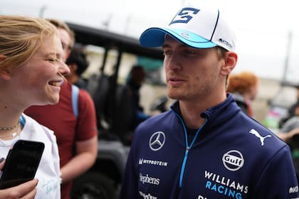 El piloto estadounidense de Williams, el estadounidense Logan Sargeant, posó para una foto a su llegada a una conferencia de prensa previa a la carrera automovilística del Gran Premio de Holanda de Fórmula Uno, en el autódromo de Zandvoort, Países Bajos, el jueves 22 de agosto de 2024. (AP Foto/Peter Dejong)